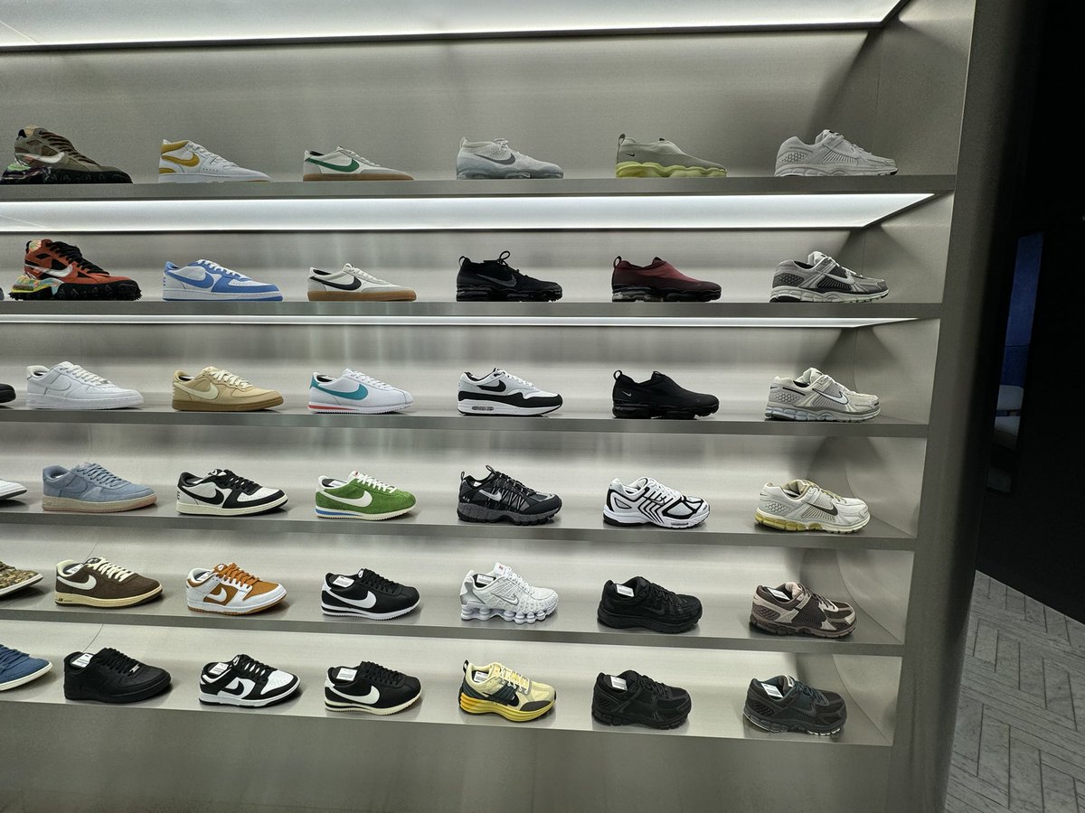 tengusneaker's tweet photo. 【1/26のKITH】
散歩がてらKITHに寄ったので現地画像をお届け！
ちなみにアシックスのゲルカヤノ14ありました👟
※画像3枚目中段右側

#kith #nike #newbalance #asics https://t.co/KVHsDRSEFw
