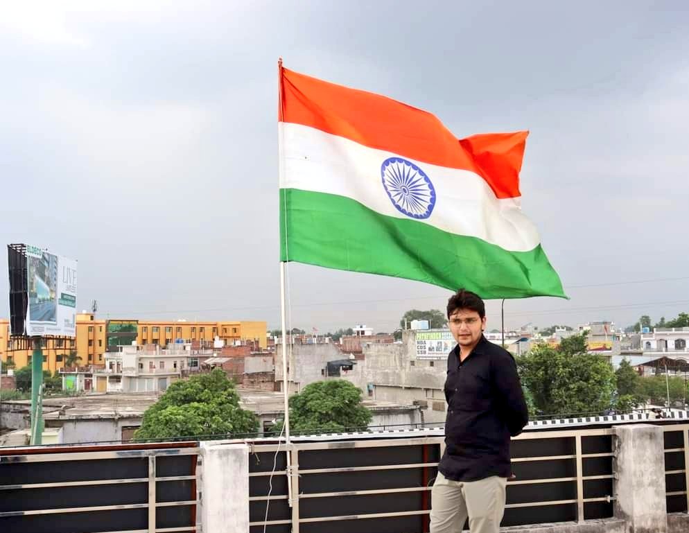 बाबा साहब का अनुमान था कि आर्थिक और सामाजिक असमानता बनी रही तो भारत के वंचित विद्रोह कर देंगे।ये बात उन्होंने 25 नवंबर 1949 को संविधान सभा के अपने आखिरी भाषण में कही भी थी।उन्होंने कहा था कि 26 जनवरी,1950 को भारत अंतर्विरोधों के दौर में प्रवेश करेगा। राजनीतिक जीवन में समानता