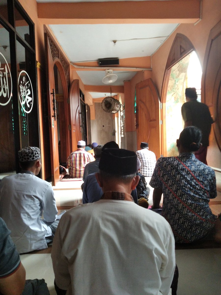 Diujung masjid, ada bedug.
Yang tiap jumatan dan sholat ied, ada laki-laki tua memukulnya.

Orang-orang memanggilnya abah.
Aku memanggilnya : bapak.

Lahul fatihah..