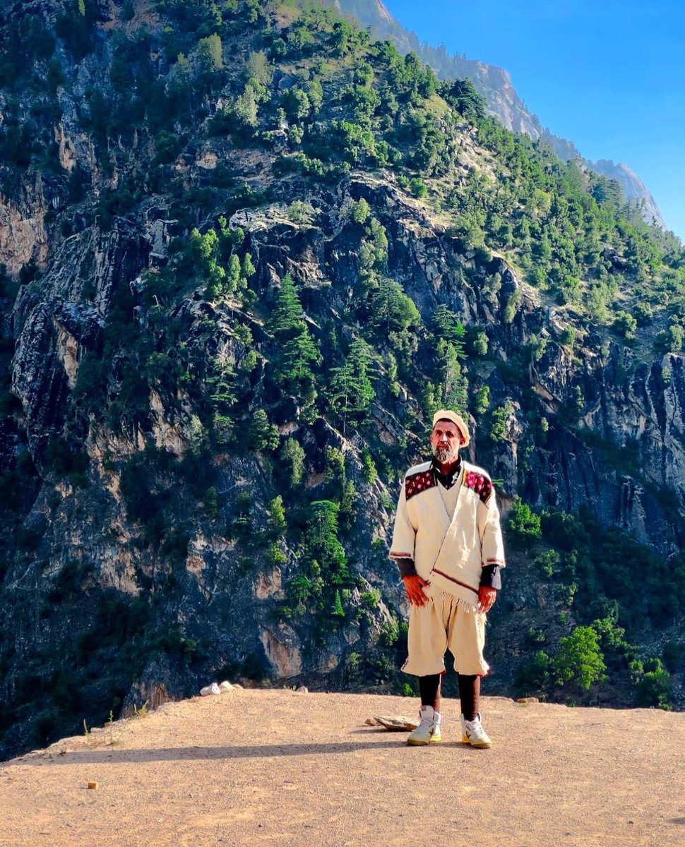 Nuristantribune's tweet image. Nuristani traditional outfit for males!
لباس سنتی مردان نورستانی