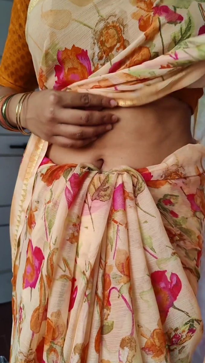 anu2030anu's tweet photo. சித்தியின் தொப்புள் குழி  இதுல தான் தேன் ஊத்தி நக்குவேன்...😘😘

பம்பரம் விடலாம் சில நேரங்களில் சுன்னி விட்டு மூட் ஏத்தலாம்...😋 https://t.co/2tM6Axzeme
