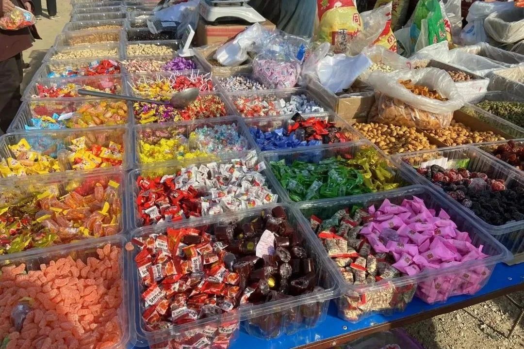 ZaozhuangChina's tweet photo. Feel the festive vibes as the Spring Festival approaches! Dive into the lively and joyous scenes of open-field fairs in #Shanting District, #Zaozhuang. Embrace the spirit of celebration! #SpringFestival https://t.co/NUoRSD1BxU