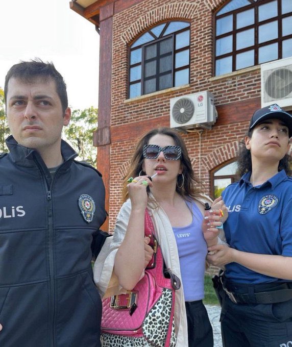 burningviolina's tweet photo. editi her gördüğünde en az 3-4 tur izlemek suç olsaydı ben https://t.co/IPv0mPTGDn