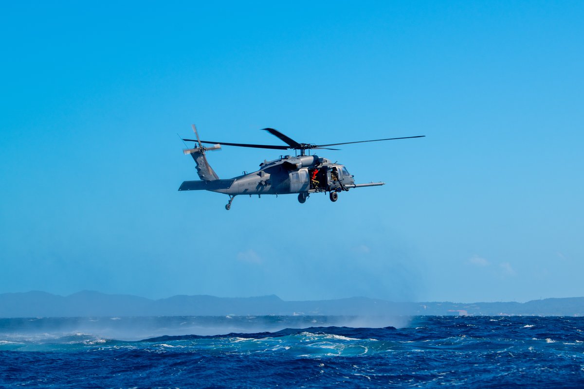 第33救難中隊の #HH60G ペイブホーク戦闘捜索救難ヘリが、第31救難中隊のパラレスキュー隊員たちと沖縄近海の太平洋上で救助活動のデモンストレーションを実施しました(1月18日)。彼らは日々厳しい訓練を重ね、戦闘作戦・人道支援・災害救助などいかなる不測の事態にも対応できるよう備えています。