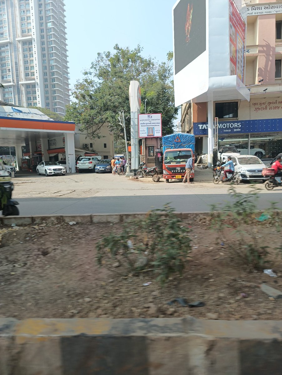 goregaonsatark's tweet photo. Adarsh nagar,lokhandwala below metro bridge, hardly any plants on divider,how is MMRDA not maintaining the dividers under metro,the city looks bad without beautification,&amp; so much of trash on dividers @Dev_Fadnavis @mid_waytimes  @AGAINSTcrime111 @MMRDAOfficial @Sahanasatianaat https://t.co/lSG1EDBWWf