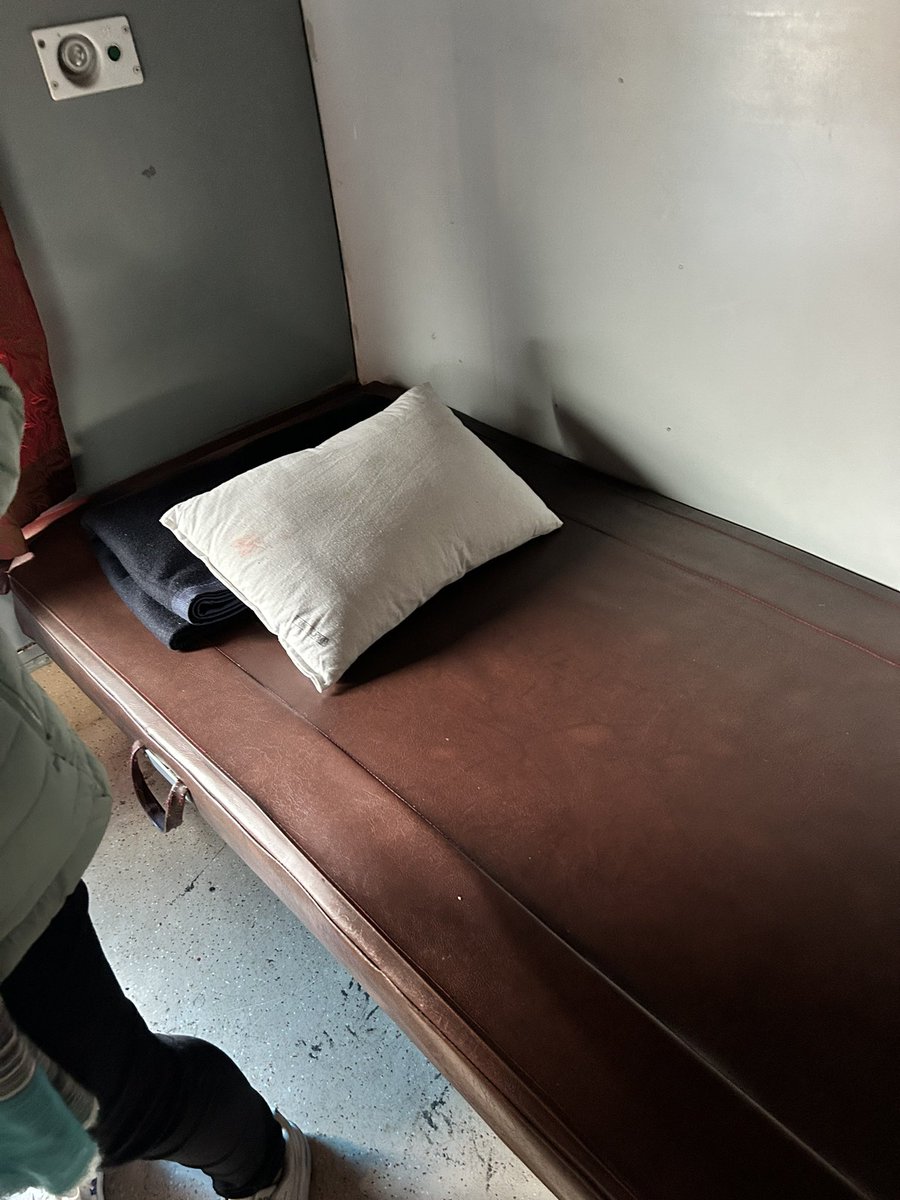 shrish1994's tweet photo. @RailMinIndia @AshwiniVaishnaw @PMOIndia 

Super Dirty  AC 1 coach in patna- indore express - Train No : 19314 H1 coach - seat H1/H/21/22/23.

Not expected such a poor service in the railways for a train going to constituency of Prime minister of India. https://t.co/CCF3mDzEKe