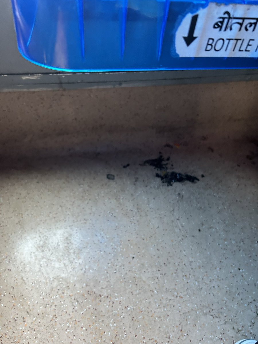 shrish1994's tweet photo. @RailMinIndia @AshwiniVaishnaw @PMOIndia 

Super Dirty  AC 1 coach in patna- indore express - Train No : 19314 H1 coach - seat H1/H/21/22/23.

Not expected such a poor service in the railways for a train going to constituency of Prime minister of India. https://t.co/CCF3mDzEKe