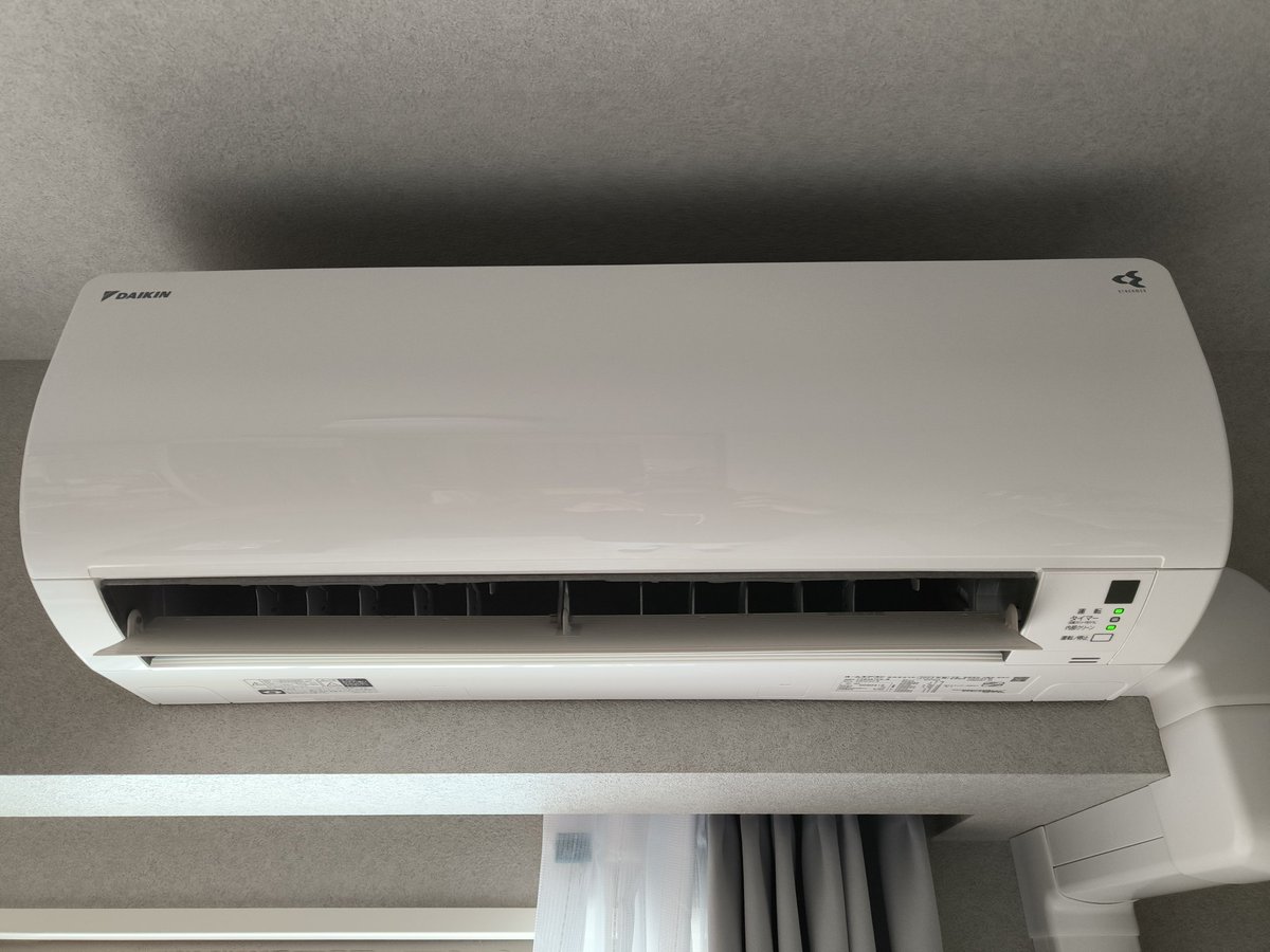 kajipapanet's tweet photo. 外出前に撮ってきた我が家の新入り #DAIKIN エアコン(10畳用)の面構え見たってください✨✋
#XPRICE さんで工事費込み、さらに室内室外の配管オプションも含めて10万でした💸
配送のやり取りからストレスなく、業者さんはテキパキ、しかも丁寧な仕事してくれたようで満足しております☺
#エクサー https://t.co/fantSPBwo3