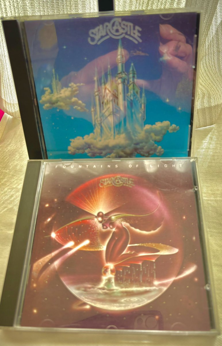 MonJleeau_666's tweet photo. #Starcastle

LPレコードに比べて
圧倒的にコレクションの少ないCD
その中でも
実は
かなりな愛聴盤なのが
この２枚

まぁ
Yesの云々等
色々言われてますが
私は好き😊

特別に好きな曲は
2nd収録の
Portraits
かなぁ https://t.co/qi1aDuaQjY