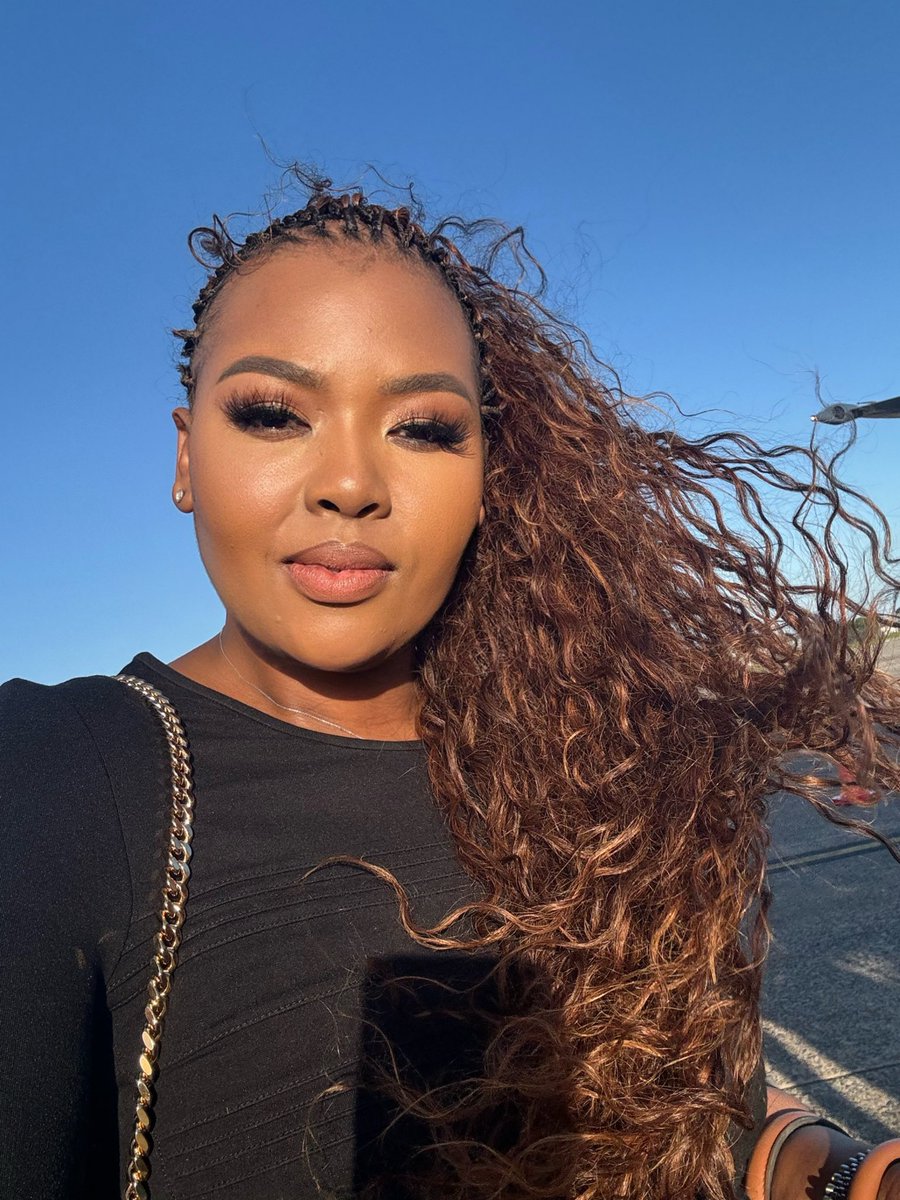 Anele's tweet image. This is that lady that did my braids 👌🏽🥰