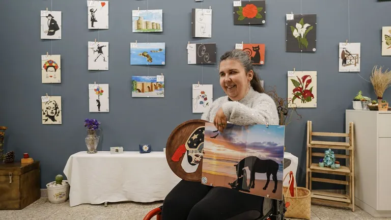 portalento_'s tweet photo. #Noticias 📰
Ciega, en silla de ruedas, artesana y #emprendedora en el rural, Lorena Quintas Rejo muestra su superación personal y apuesta por el entorno rural tras realizar el curso de @ONCE_oficial sobre la técnica de "el hilado a través del tacto".
https://t.co/9RolzyfOIf https://t.co/EkPS54Jlw1