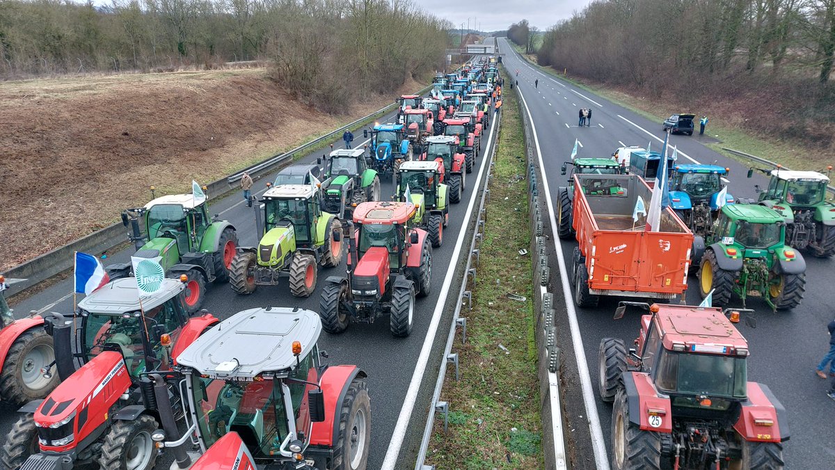 Les tracteurs bloquent l’A 1 et accentuent la pression
oise-agricole.fr/actualites/les…
<a href="/FDSEAOise/">Fdsea60</a> <a href="/DesrumauxRegis/">Régis Desrumaux</a> <a href="/JeunesAgri60/">JA Oise</a> #AgriculteurEnColere