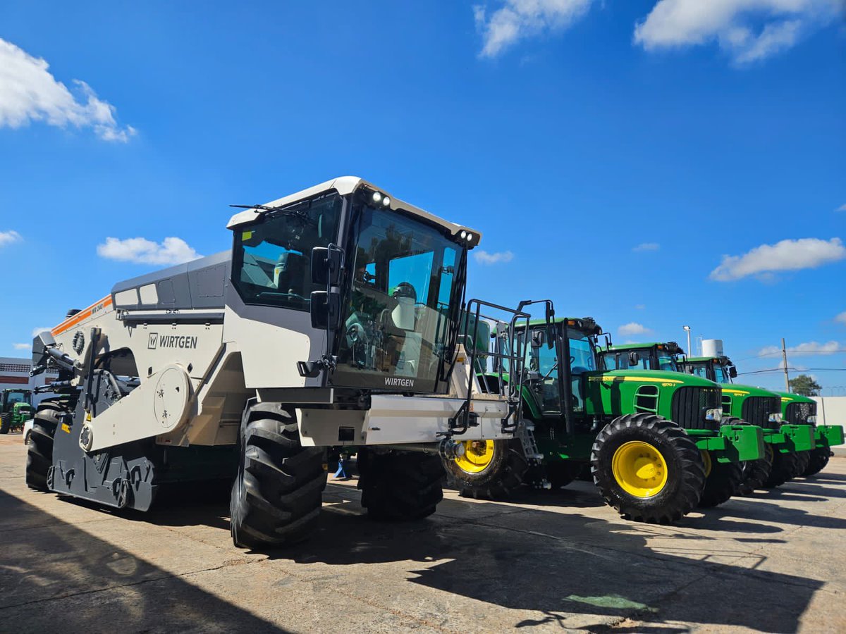 🚜 TECSUL SAE impulsa la construcción con equipos John Deere y Wirtgen de KUROSU &amp; CÍA. La nueva flota incluye tractores 6170J y estabilizadora Wirtgen WR240, mejorando eficiencia en grandes proyectos. 🏗️ #InnovaciónConstrucción #TECSUL #MaquinariaAvanzada 🌐🛠️🚧