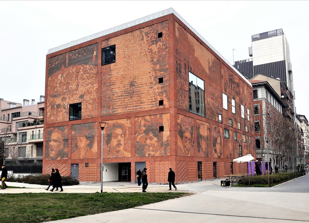 Casa della Memoria è dedicata ai valori di libertà e democrazia è un monumento in omaggio a chi ha lottato contro il nazifascismo, alle vittime del terrorismo e delle stragi del secondo ‘900

 #caffeLetterario #LEdificioDellaMemoria