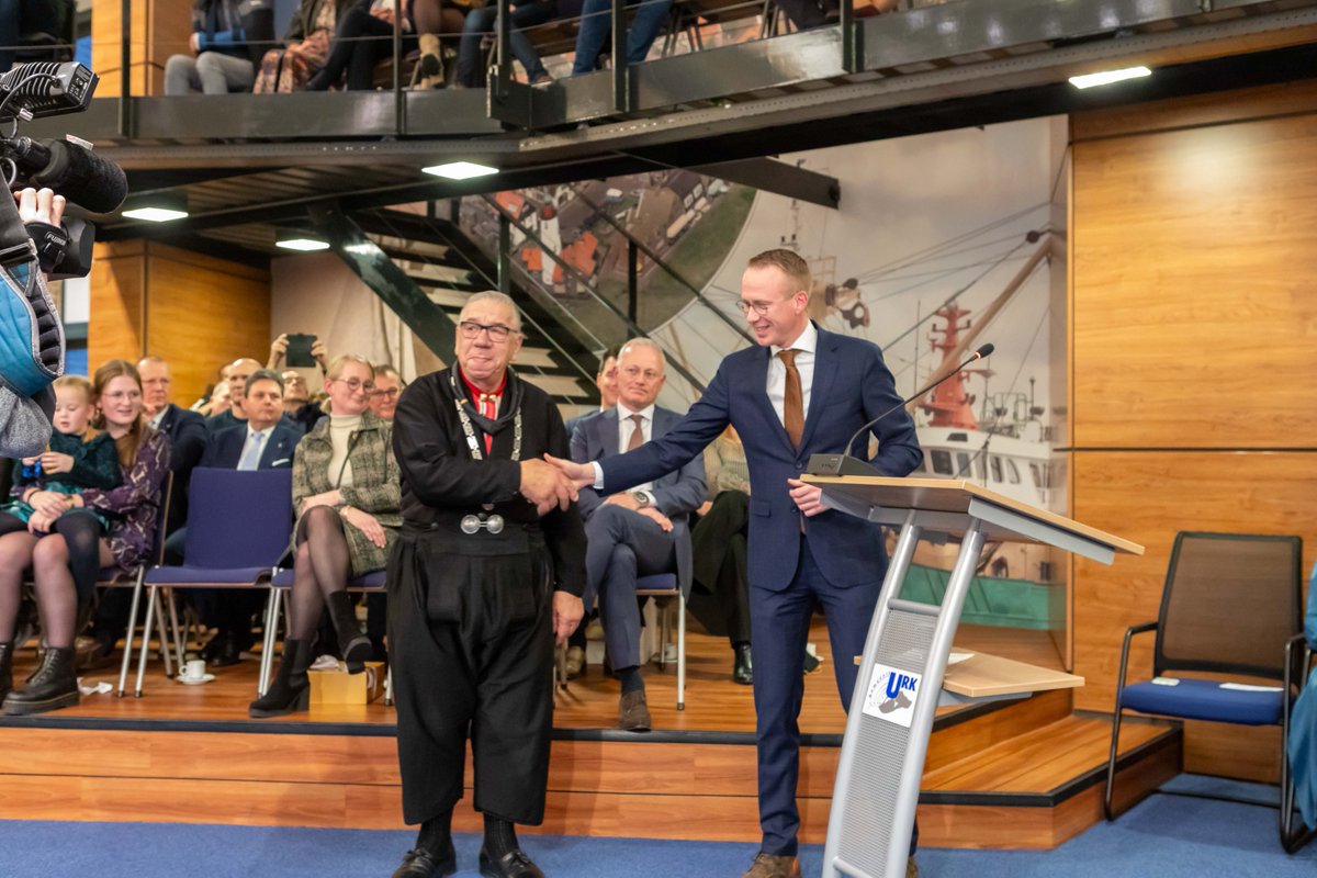 Als gemeente Urk kijken we terug op een mooi en waardig afscheid van burgemeester Cees van den Bos. 
Dank aan iedereen voor alle warme en goede afscheidswoorden. Veel dank ook aan Cees van den Bos voor zijn hartelijke woorden. obi41.nl/4u8d2r8d @gemeentegoes