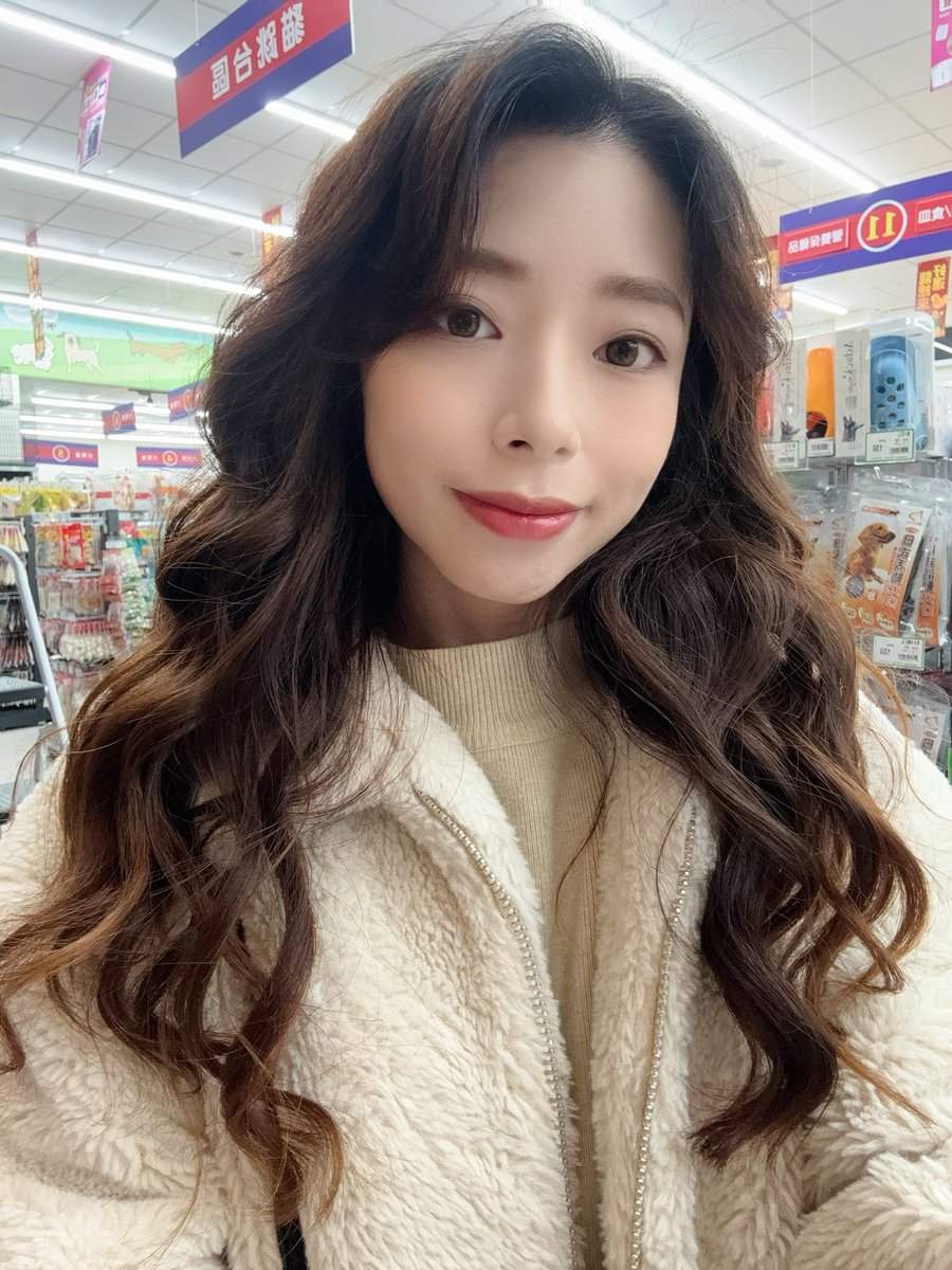 Alice12077's tweet photo. 左臉好看還是右臉？

原本想學清潭國際高等學校女王妝容
好像不太像😅

#清潭國際高等學校 #yeri妝容 https://t.co/dk9r7PtsgX
