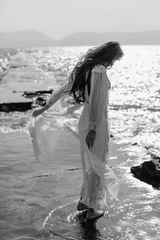 "Quien tiene mucho adentro, necesita poco afuera. Quien lleva mucho afuera, tiene poco adentro, y quiere disimular lo poco. Quien siente su belleza, la belleza interior, no busca afuera belleza prestada: se sabe hermosa, y la belleza hecha echa luz".
José Martí