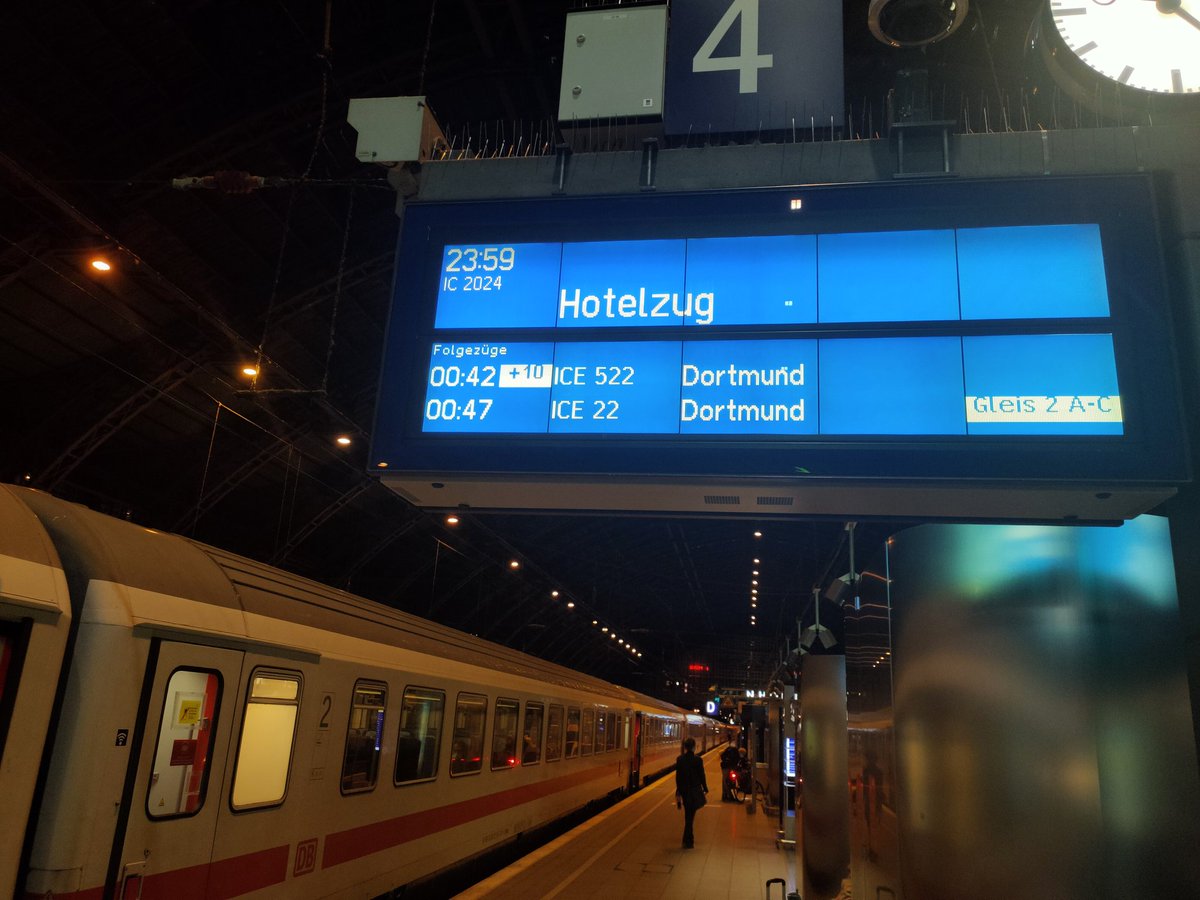 #Bahnstreik #GDLStreik  #DB #Züge fallen aus , kein Unterschied zu vorher. Marode Bahn während sich der Bahnvorstand sich die Gehälter saftig erhöht. 😬