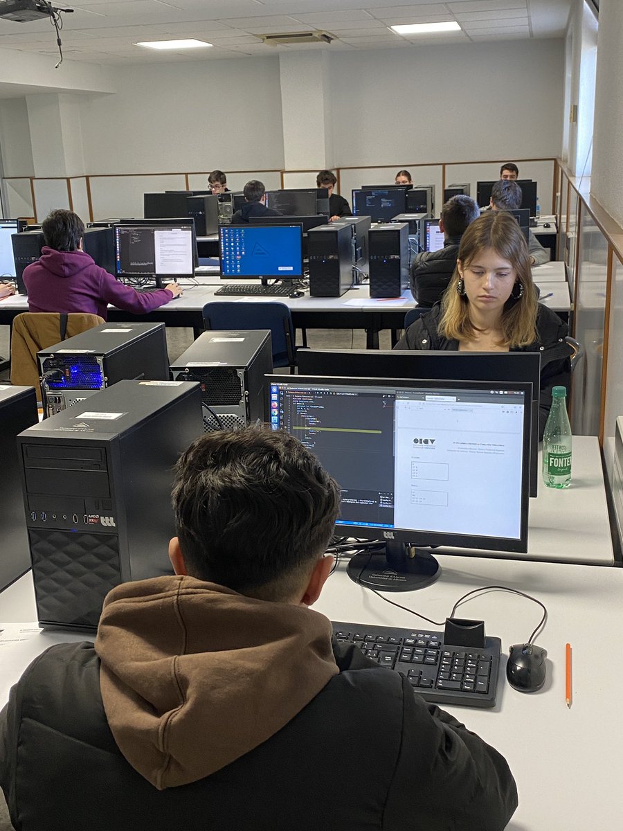EncarnaGimenoUA's tweet image. Más imágenes de la III Olimpiada Informática de la Comunidad Valenciana en la sede de la @UA_Universidad 😎El reto: 3 horas programando 💻 y siendo evaluados por un juez autonómico de manera simultánea en la Universidad de Valencia y en @EPSAlicante. ¡Ojito al ranking! 💪🏻🙂👁️