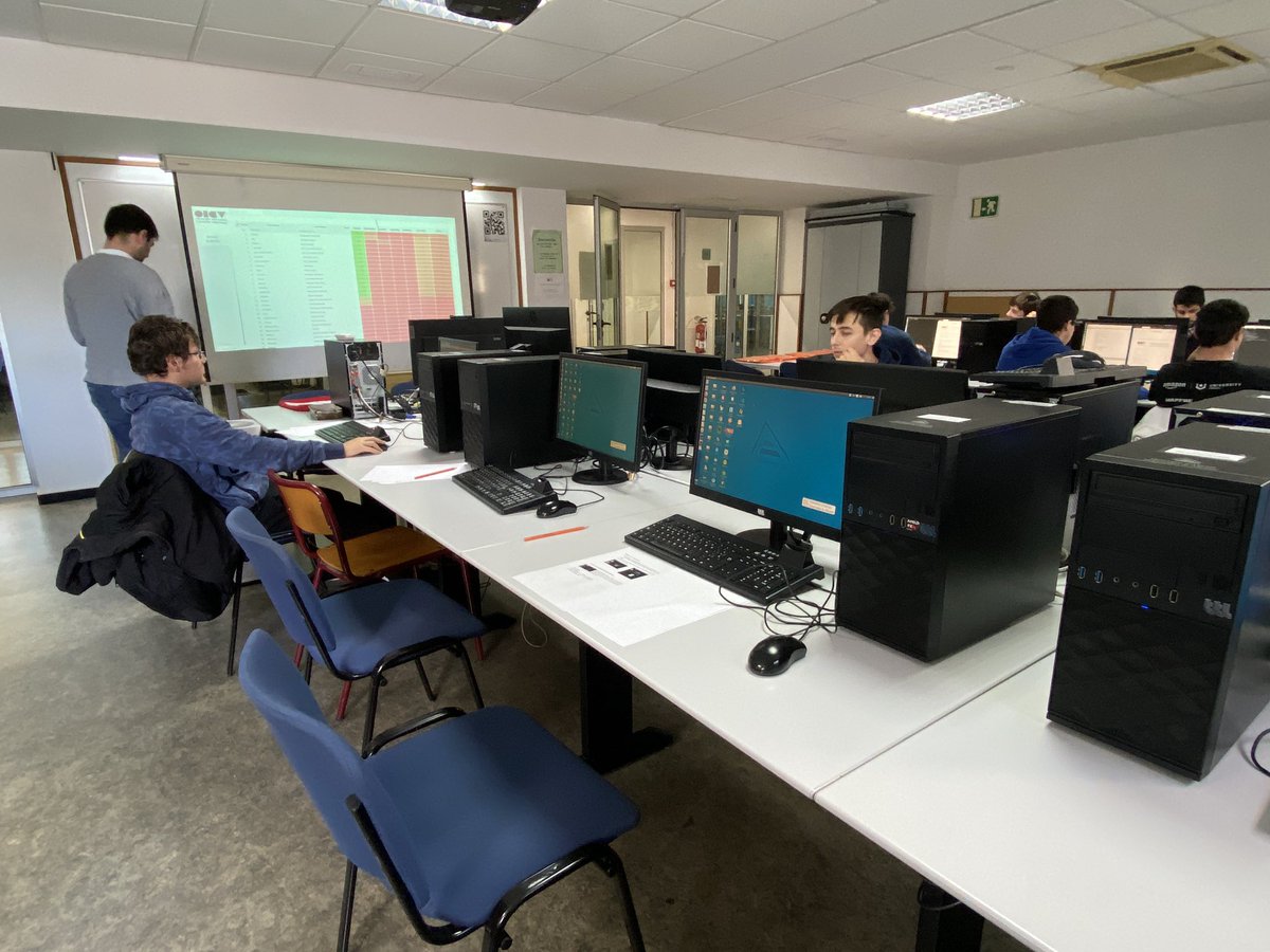 EncarnaGimenoUA's tweet image. Más imágenes de la III Olimpiada Informática de la Comunidad Valenciana en la sede de la @UA_Universidad 😎El reto: 3 horas programando 💻 y siendo evaluados por un juez autonómico de manera simultánea en la Universidad de Valencia y en @EPSAlicante. ¡Ojito al ranking! 💪🏻🙂👁️