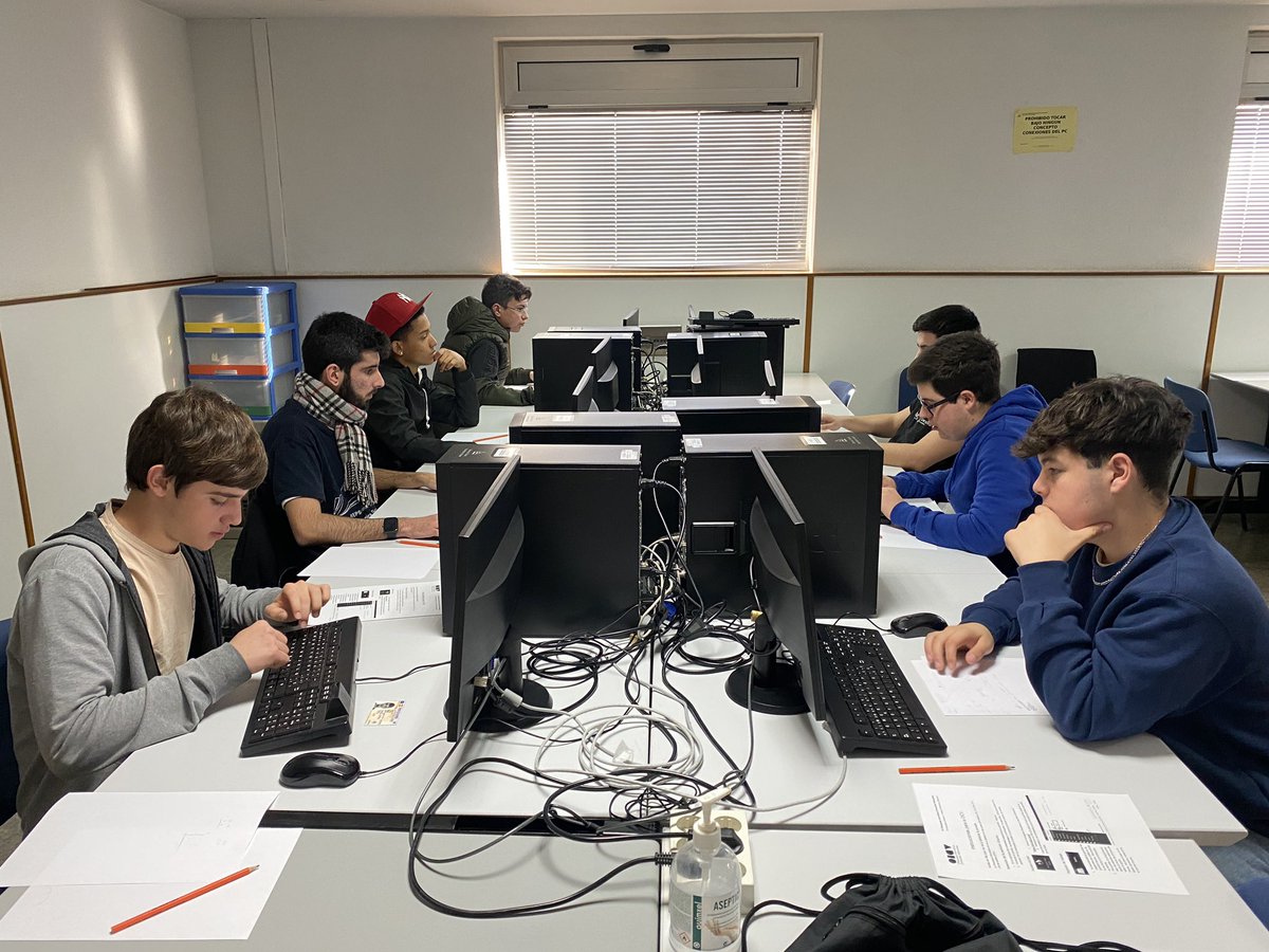EncarnaGimenoUA's tweet image. Más imágenes de la III Olimpiada Informática de la Comunidad Valenciana en la sede de la @UA_Universidad 😎El reto: 3 horas programando 💻 y siendo evaluados por un juez autonómico de manera simultánea en la Universidad de Valencia y en @EPSAlicante. ¡Ojito al ranking! 💪🏻🙂👁️