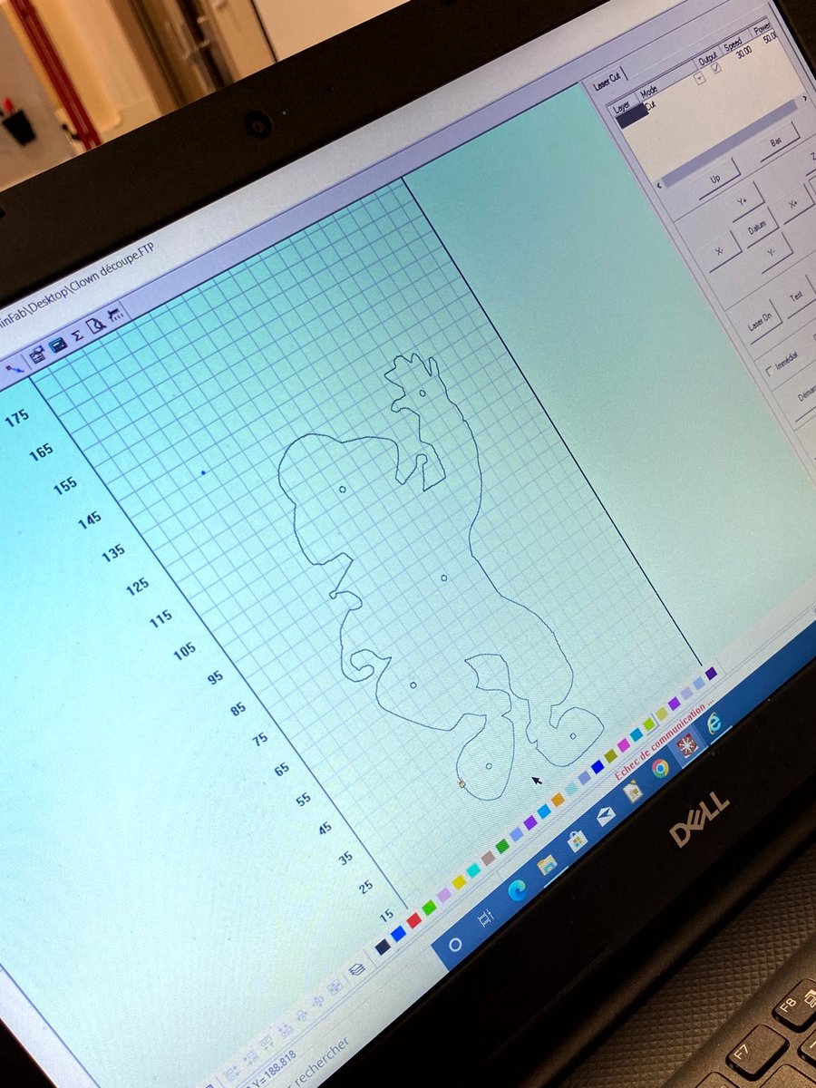 [Retour sur le prototype de Dylan] L'équipe composée de Mendel, Hawa, Inès et Adem ont poursuivi aux côtés de Dylan le prototype pour l’aider à être autonome dans le cadre d’activités sportives. Ils ont notamment vectorisé le personnage de clown qui sert de support aux boutons.