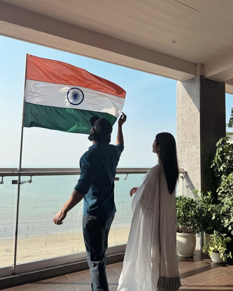 DelhiTimesTweet's tweet photo. #VickyKaushal and #KatrinaKaif hoist the tricolor at their residence on #RepublicDay2024
#VicKat #VickyKat #BollywoodCouple #Republic #RepublicDay #RepublicDayCelebration #RepublicDayIndia @vickykaushal09 @KatrinaKaifFB https://t.co/XVHYA98dWb