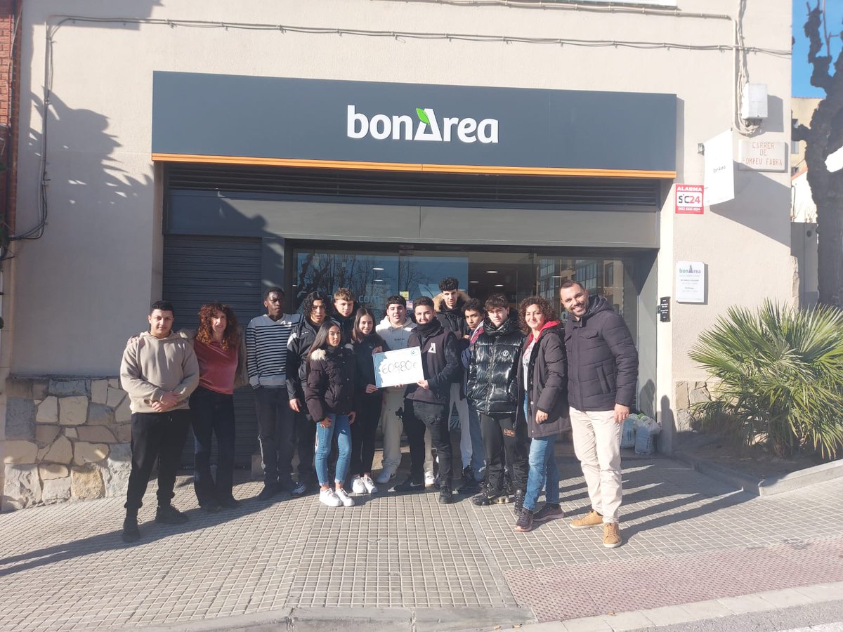 InCastellbisbal's tweet photo. Tornem de vacances de Nadal amb una bona notícia:
La paradeta solidària de Nadal va recaptat 609,80€, que aniran íntegrament destinats al #Bancdaliments de Can Margarit de #castellbisbal
Enhorabona al nostre alumnat de #PFIComerç👏🎯
#BonArea #solidaritat https://t.co/oIaHrjVSxr