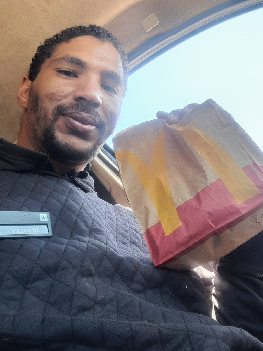 bradley_ge10833's tweet image. Chilli Cheese combo for lunch time..
Friday things @MrNKORAS how's ur Nazo Meal bro? 
@Yfm
#TheLunchLeague
#McDeesNazoMeals