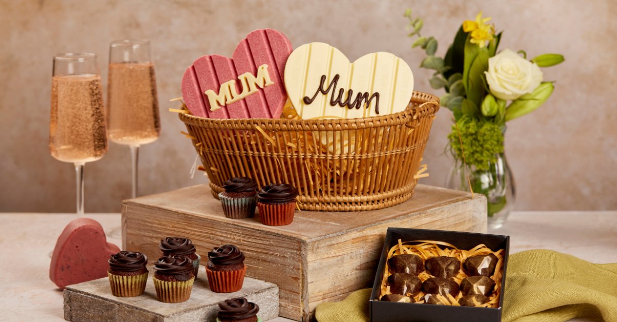 Help your customers this #mothersday with @SamanthaRain21's amazing sweet hamper 🎁 With @irca_spa raspberry-rose cupcakes, @premiumgastronomie's cherry-kirsch fudge & @republicadelcacao Mum chocolate bars 🍫 Find the full recipe here hubs.ly/Q02hR4bN0