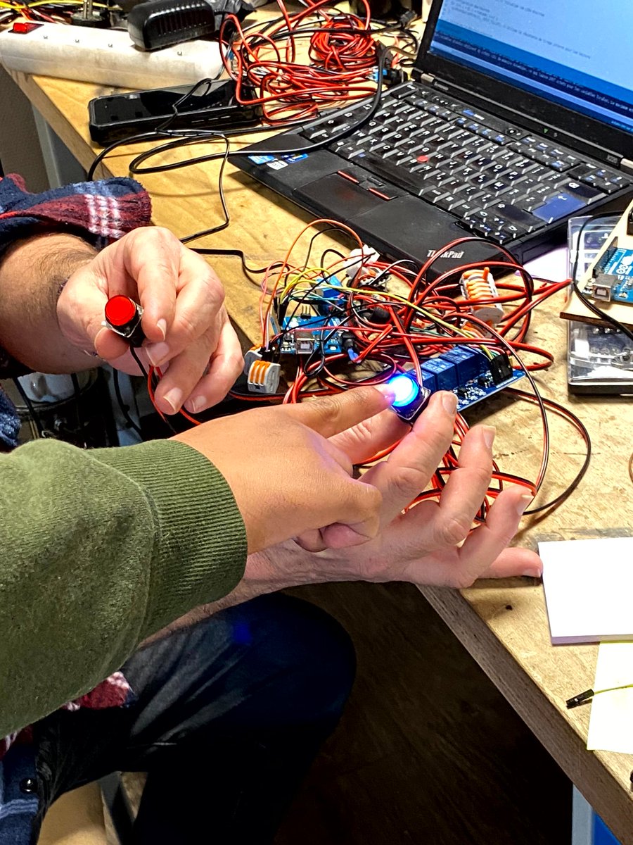 [Retour sur le prototype de Dylan] L’équipe a aussi discuté de l’emplacement de ces boutons qui permettront à Dylan de boxer. On peut voir sur la photo Dylan justement tester les fameux boutons.