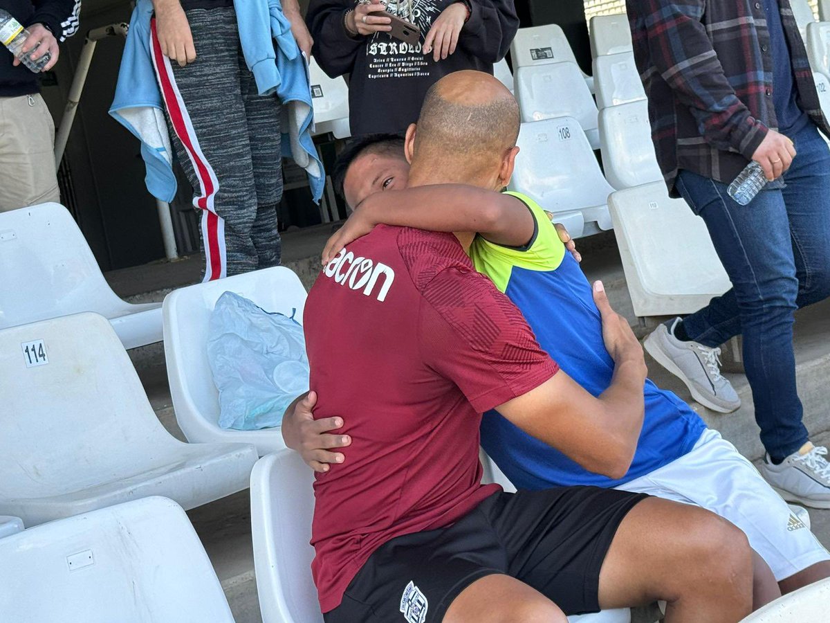 FCCartagena_efs's tweet photo. 🤩 ¡Hoy hemos tenido una visita muy especial!

🤍🖤 Los alumnos del CEE Primitiva López han estado presentes en el entrenamiento del equipo.

😍 ¡Gracias por la visita! https://t.co/W8Ewlt6vY4