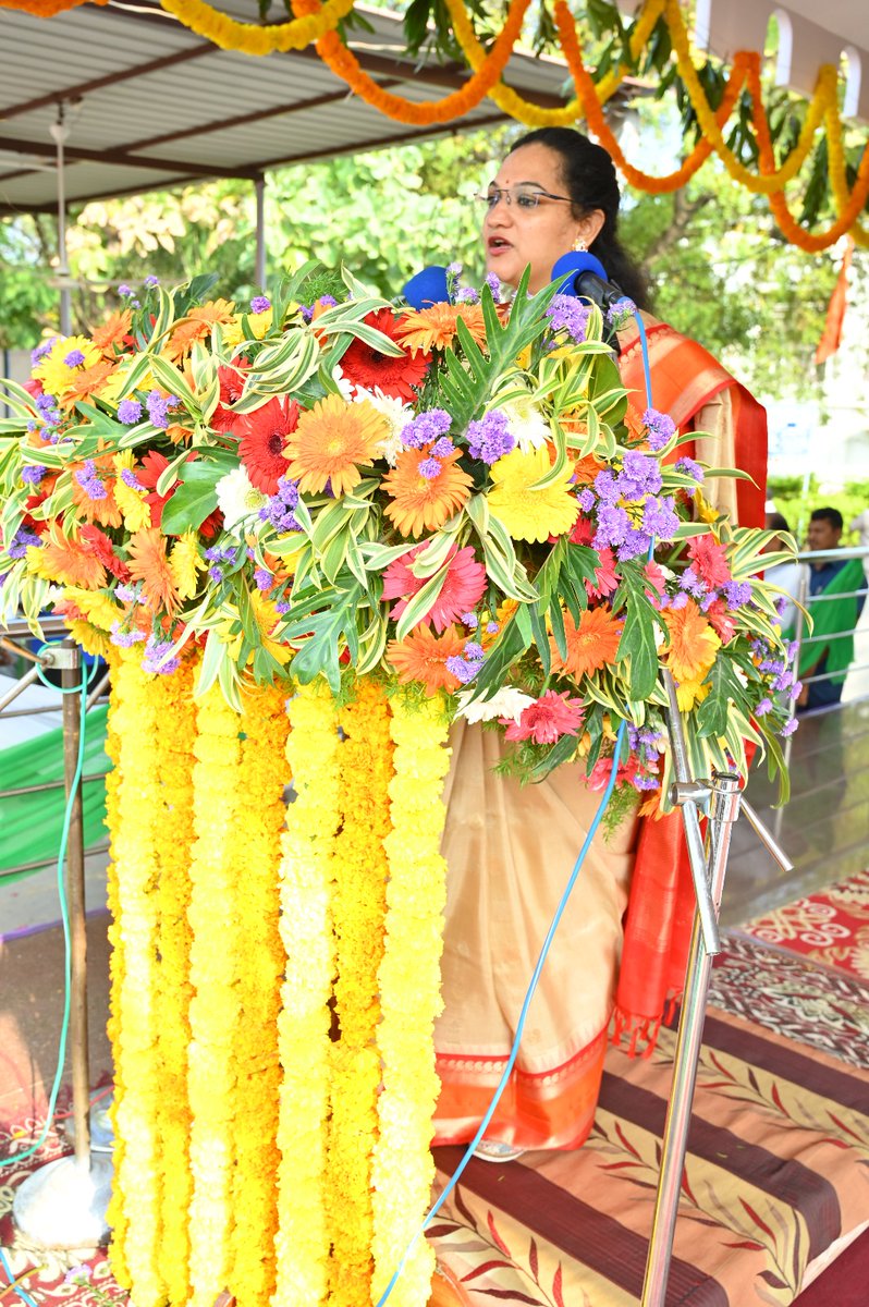 26-01-24-Kurnool-Dist Collector Dr.G.Srijana garu hoisted the national flag in the Kurnool police parade grounds on the occasion of republic day.SP Krishna Kanth,JC N.Mourya,KMC Bhargav Teja and other dignitaries attended the celebrations.Collector addressed the gathering.....2