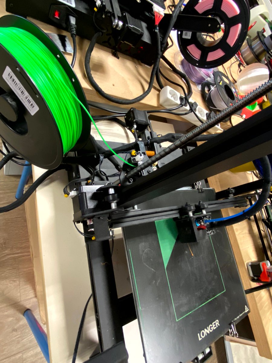 [Retour sur le prototype d’Aroun] Le binôme Hamza et Aroun a repris le prototype du support de tablette vocale pour le fauteuil d’Aroun en l’imprimant en 3D sous de nouvelles dimensions tout en respectant les goûts de ce dernier en termes de couleurs.