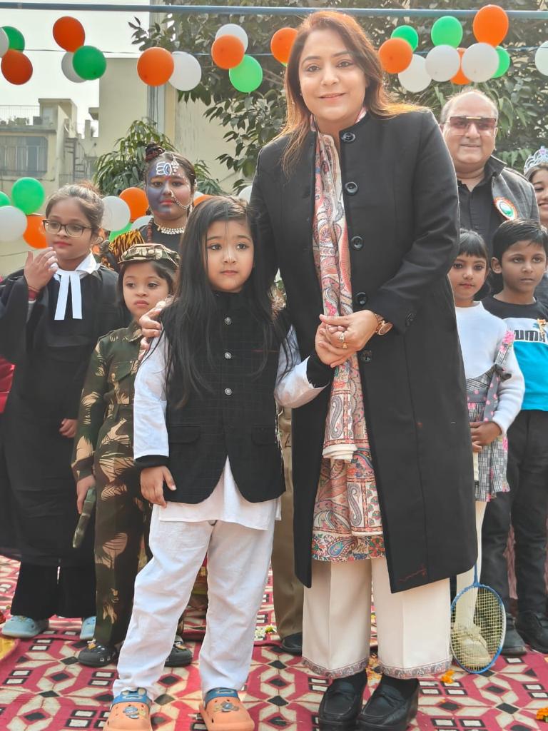 AkashVerma015's tweet photo. 75वे गणतंत्र दिवस के उपल्क्ष में अयोजित Women Empowerment फैंसी ड्रेस कंपटीशन में कई छोटी बच्चियों ने भाग लिया।
सबके आकर्षण का केंद्र बनी एक बच्ची दिल्ली की मेयर @OberoiShelly के लुक में नज़र आई।।
#RepublicDay2024 https://t.co/aRhxPN3Lsg