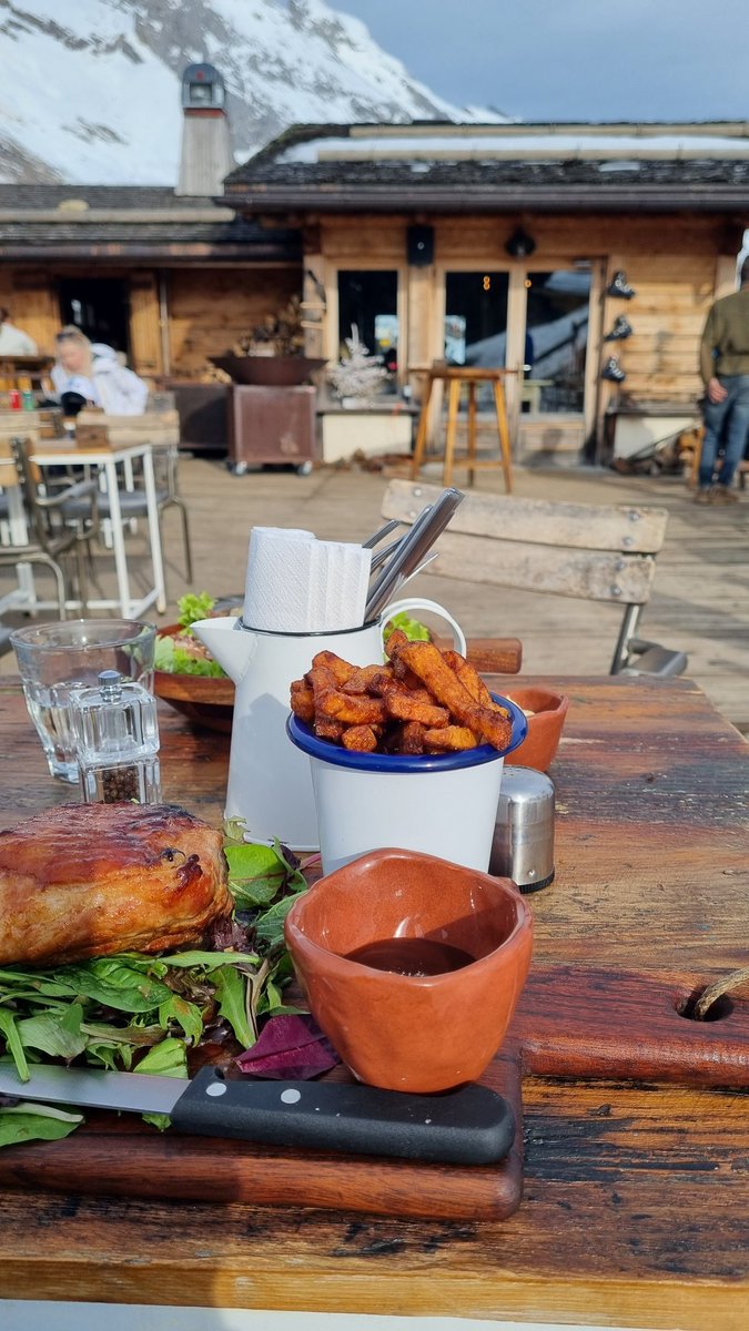 Le Grand Bornand is a short shuttle bus ride from La Clusaz, with 85km of piste. Great greens and blues for beginners and some steeper reds and ungroomed blacks. Take time to ski #LeGrandBornand #France and enjoy lunch at Papi-Jo's on the slopes!