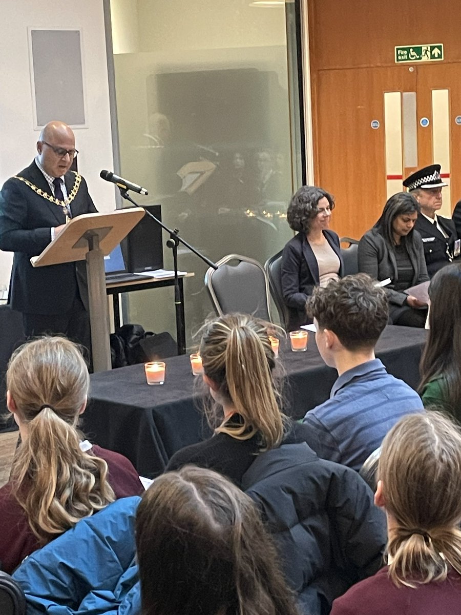 Mayor of Ealing @Hitesh_T commemorating #Holocaust Memorial Day, as we pray for souls of 6 million victims of Nazi brutality and many millions slaughtered in genocides before and since. Sadly, with divisive rhetoric of populist politicians, we have learned little since those days