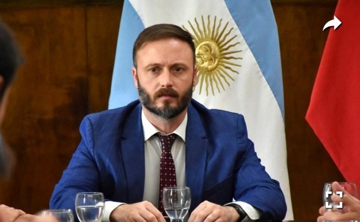 FurmanElias's tweet photo. Esta información merece alta difusión 👇 
El intendente de Concordia Francisco Azcué solicitó a sus funcionarios la declaración jurada y EL CERTIFICADO DE ANTECEDENTES!
Para certificar la inexistencia de procesos judiciales o antecedentes!
De acuerdo dale RT https://t.co/Rpq2EtfrQI