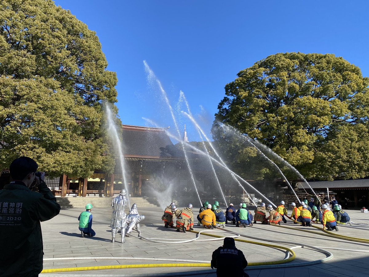 早く到着したので観劇前に明治神宮参拝⛩️✨ 文化財防火デーということで消防訓練が行われていました。 4年ぶりという一斉放水を見ることができました‼︎