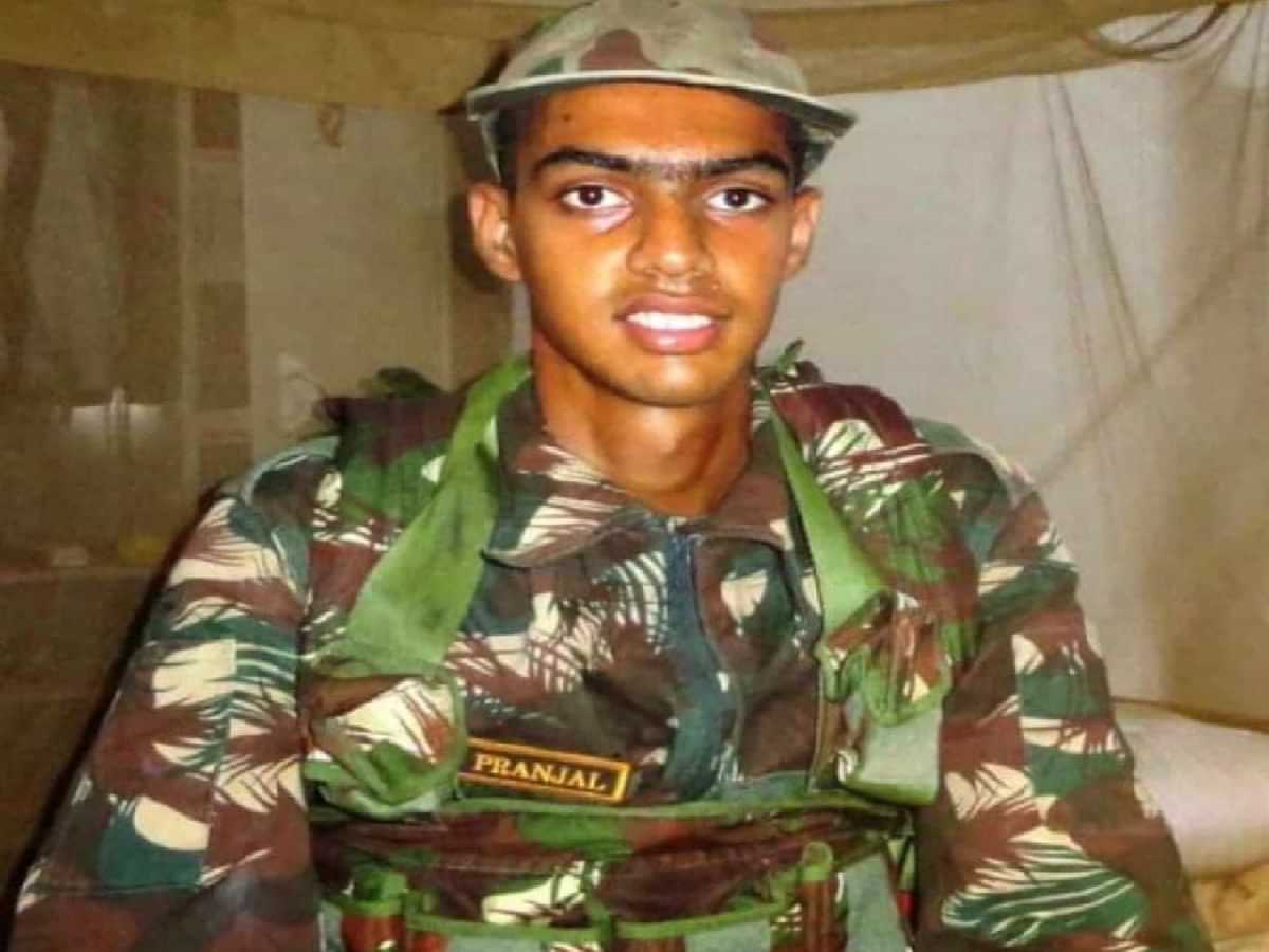 GopalaiahK's tweet image. ಭಯೋತ್ಪಾದಕರ ವಿರುದ್ಧ ಕೆಚ್ಚೆದೆಯಿಂದ ಹೋರಾಡಿ ಹುತಾತ್ಮರಾದ ಕ್ಯಾಪ್ಟನ್‌ ಎಂ.ವಿ.ಪ್ರಾಂಜಲ್‌ ಅವರಿಗೆ ʼಶೌರ್ಯ ಚಕ್ರʼ ಪ್ರಶಸ್ತಿಯ ಗೌರವ ಲಭ್ಯವಾಗಿದೆ. ಜಮ್ಮು ಕಾಶ್ಮೀರದ ರಜೌರಿಯಲ್ಲಿ ನಡೆದ ಕಾಳಗದಲ್ಲಿ ಪ್ರಾಂಜಲ್ ವೀರ ಮರಣ ಹೊಂದಿದ್ದರು. ಅವರಿಗೆ ಗೌರವ ನಮನಗಳು.

#MVPranjal #ShouryaChakra