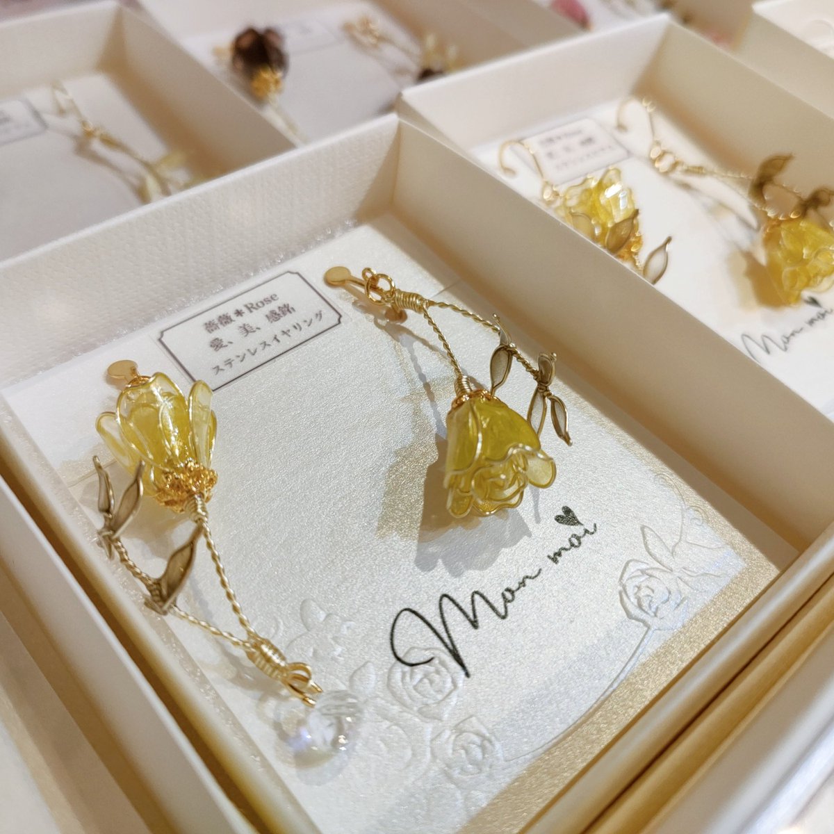 HMG_WP's tweet photo. 🌹#ハンドメイドガーデンズ 🌹
#サンシャイン池袋 #アルパ 1F
 
#monmoi
大人気の薔薇の耳飾りから新色登場🌈カラーによってお花の意味も変わってくるのでお気に入りの子をみつけてみてください♪

 #hmg_cm #handmade #souvenir
#ikebukuro #sunshine #ハンドメイドアクセサリー #ディップアート https://t.co/Bc1JlJm3hM