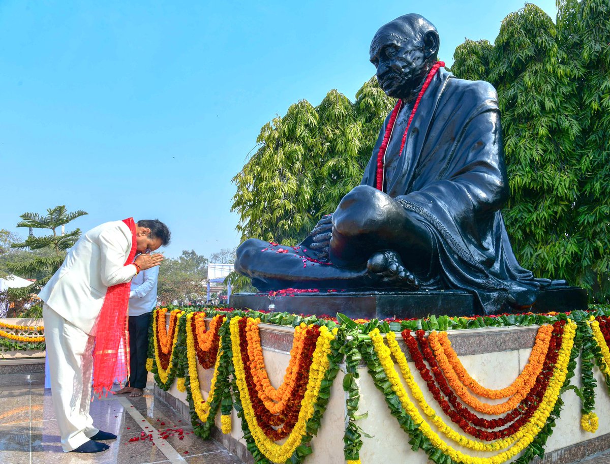 75 वें गणतंत्र दिवस के पुनीत अवसर पर जयपुर स्थित राजस्थान सचिवालय में महापुरुष राष्ट्रपिता महात्मा गांधी जी प्रतिमा पर पुष्पांजलि अर्पित कर उन्हें भावपूर्ण नमन किया।

#RepublicDay2024 #75republicday
