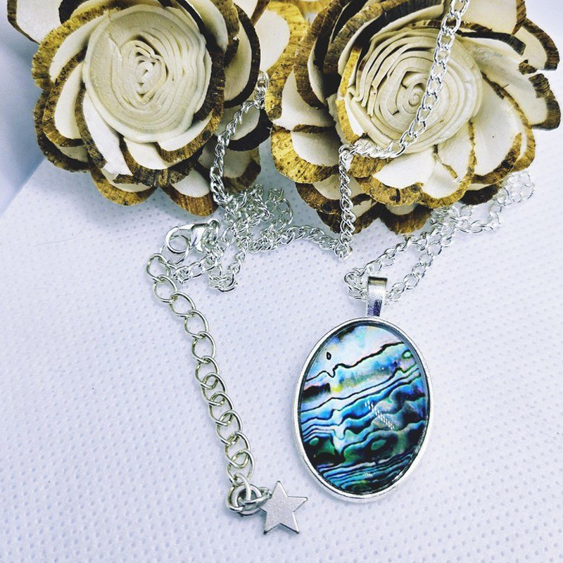 This beautiful abalone glass cabochon pendant by Clovers Creations is set in a sleek stainless steel frame on a silver-toned chain just over 20 inches long with a 2 inch extender

Find this in their #ConsciousCrafties shop here consciouscrafties.com/handmade-gifts…

#SBS #SBSWinners #Pendant
