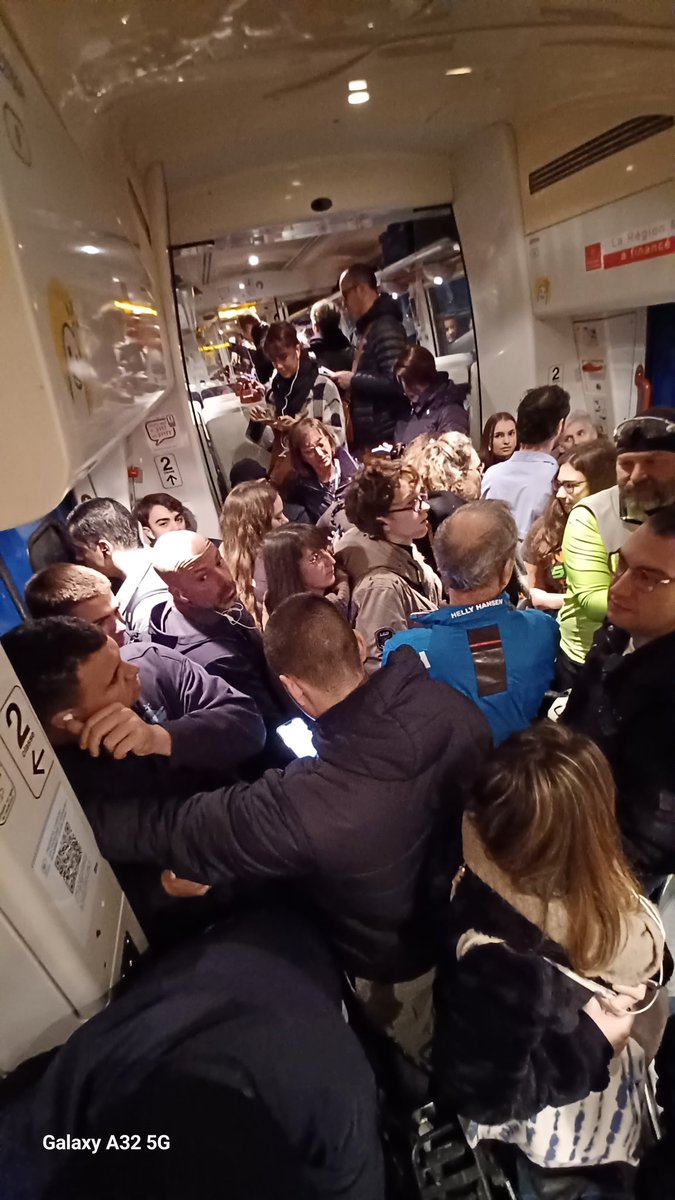 aerovelotaf's tweet image. Faites nous aimer le train.... merci de nous faire voyager dans ces conditions (axe Montauban Toulouse 7h40 le matin) entre annulations régulières et retards @lio_train_sncf @GardUsagers @GroupeSNCF @CaroleDelga
