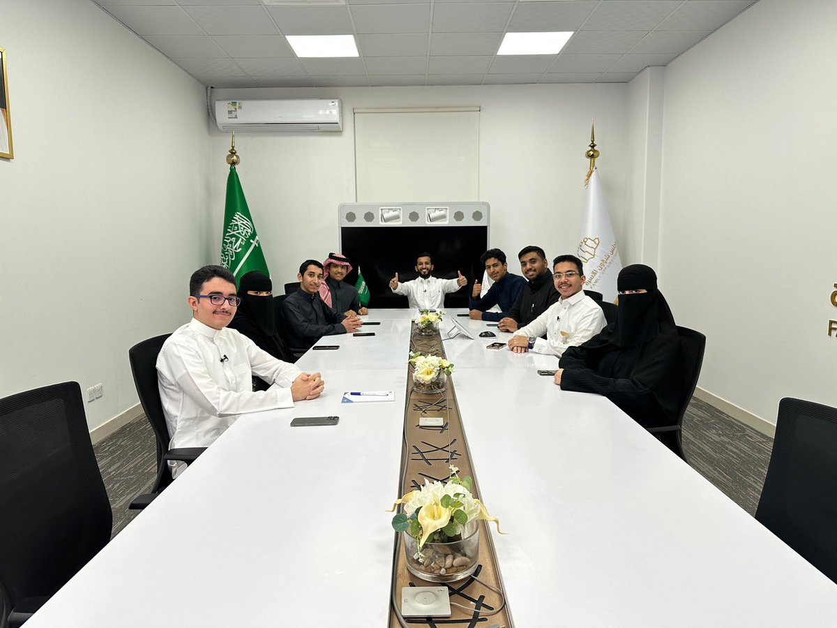 Aq_azez's tweet photo. ولله الحمد، بعد يوم طوييل وممتع طلعنا فيه بمخرجات عظيمة، وصح! فعلااا سعدت بالعمل مع هذا الفريق الرائع اسأل الله لي ولهم التوفيق 🙏 https://t.co/LsNzApqJxY
