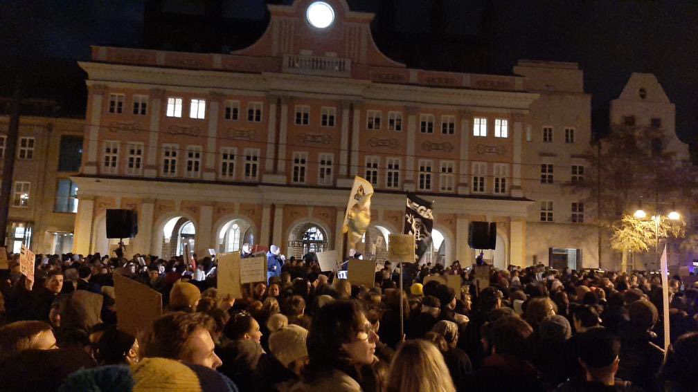 politicalbeauty's tweet photo. Deutlicher Wahnsinn auch gestern Abend in Rostock. https://t.co/TWXgRd7COB