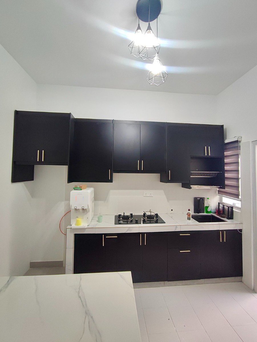 Kitchireno's tweet photo. INSTALLATION WHITE AND BLACK KITCHEN &amp; COUNTER: MELAMIN &amp; QUARTZ

 📍LOCATION: SELINDUNG DAUN ULU YAM 

Klik LINK DI BAWAH UNTUK DAPATKAN PAKEJ PROMO KITCHI 👇🏽

https://t.co/EReRb9Chgi

#KitchiDesign #bestinteriordesign #InteriorGoals #interiordesignKL #kitchencabinetcantik https://t.co/VJg52CMDkp