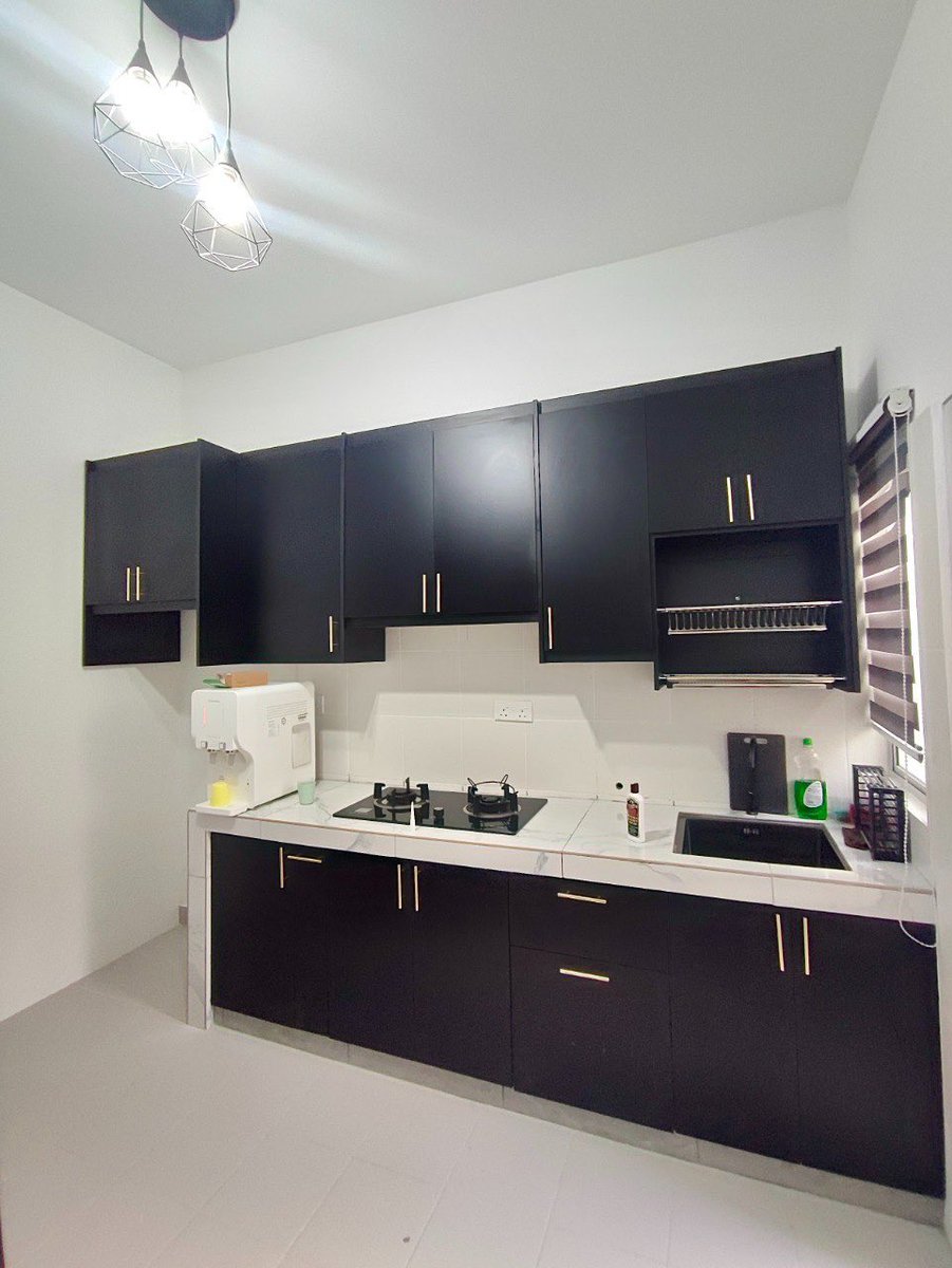 Kitchireno's tweet photo. INSTALLATION WHITE AND BLACK KITCHEN &amp; COUNTER: MELAMIN &amp; QUARTZ

 📍LOCATION: SELINDUNG DAUN ULU YAM 

Klik LINK DI BAWAH UNTUK DAPATKAN PAKEJ PROMO KITCHI 👇🏽

https://t.co/EReRb9Chgi

#KitchiDesign #bestinteriordesign #InteriorGoals #interiordesignKL #kitchencabinetcantik https://t.co/VJg52CMDkp