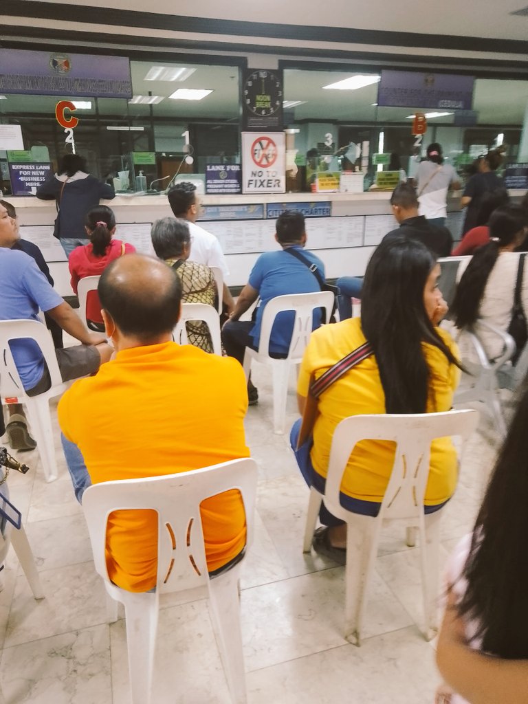 WINSKYOT's tweet photo. Wlang katapusang pila nanaman to🤧hays city hall gutom nako https://t.co/Af2PdQIXvS