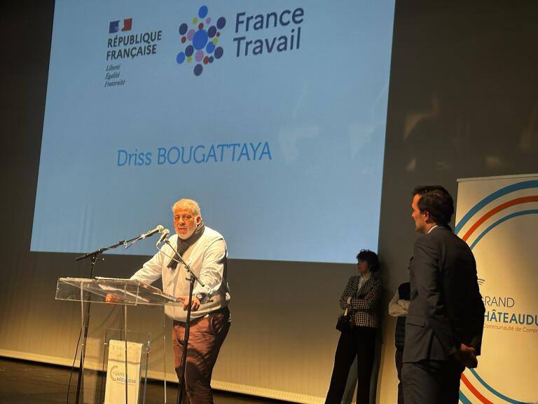 Voeux du Grand Châteaudun partage des actions @FTravail Châteaudun. En 2024 avec nos partenaires nous renforçons notre mobilisation. c'est aux côtés des entreprises et des collectivités territoriales que nous gagnerons la bataille pour le plein emploi. <a href="/FTravail_CVL/">France Travail Centre-Val de Loire</a> <a href="/F_Gaussens/">Fabrice Gaussens</a>